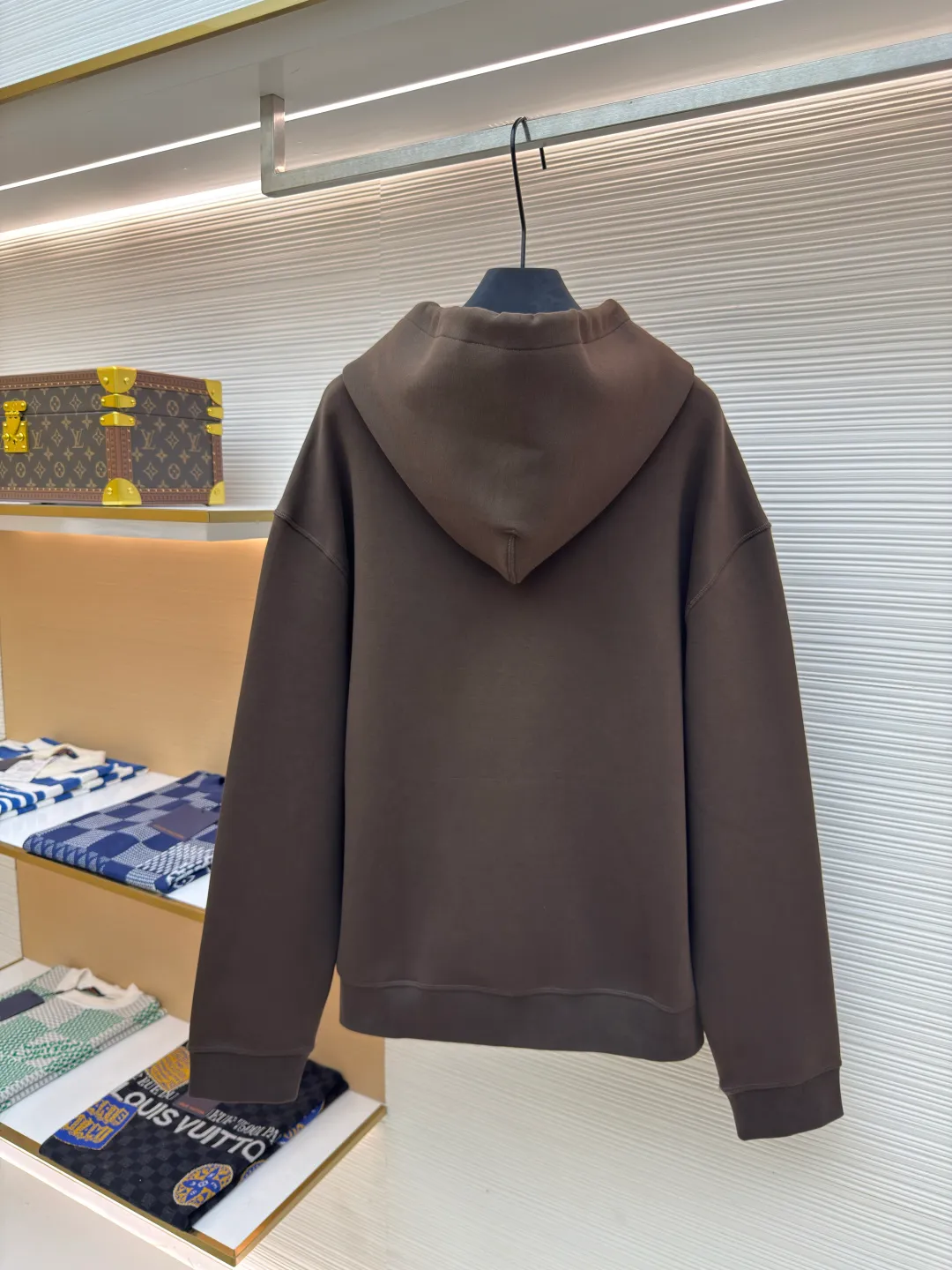 LOUIS VUITTON Sunflower copper sweatshirt ●Authentic product: purchased and developed by 17917 ●Item number: 1680241-B05 ●Fabric: double-sided plain weave fabric ●Technology: knitted ●Version: fitted version ●Weight: about 805 grams ●Size: XS-S-M-L ●Description: Made of nylon-cotton knitted double-sided plain fabric, weight 350g. Three styles of hardware were custom-made from the mold. All were made of aluminum alloy materials. The barrel plating process electroplated antique gold. The inside of the flower on the hat rope was inlaid with hand-made glue. The surface of the turquoise flat buckle was hand-painted and then a blower blew the paint away. Then it was sealed with a high-gloss transparent glaze. The overall vision has a halo effect. The middle letters are aligned in the middle. The front pockets are hand-sewn on the letter sign. The overall workmanship is very complicated. The embroidery is made with heat-capacitive glue, which needs to be ironed to ensure quality. The checkerboard pattern needs to be positioned correctly, so it is very fast. Each process of the entire garment is slow and time-consuming.